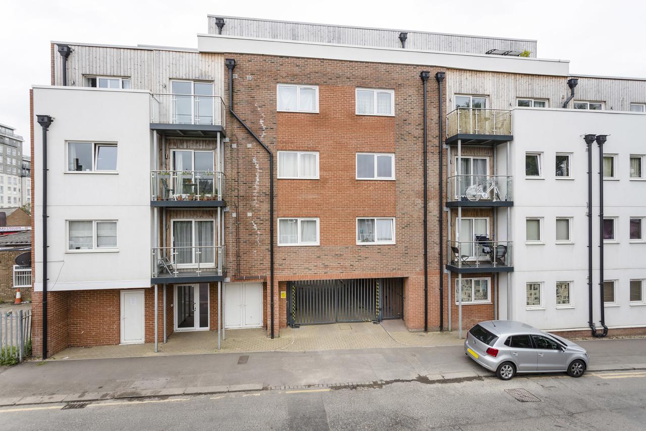 1 Bed Apt Sleeps 4 Luton  Exteriör bild