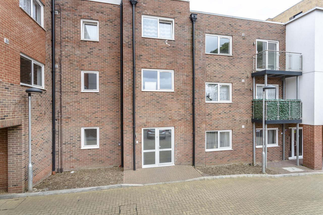 1 Bed Apt Sleeps 4 Luton  Exteriör bild