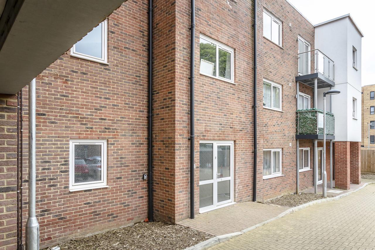 1 Bed Apt Sleeps 4 Luton  Exteriör bild