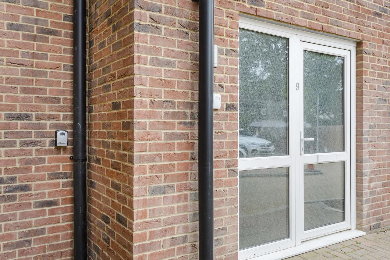 1 Bed Apt Sleeps 4 Luton  Exteriör bild